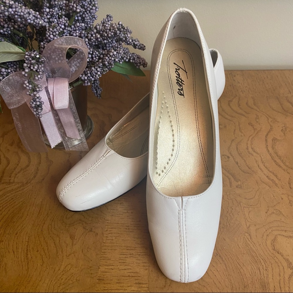 Trotters Doris White Leather Closed Toe Pumps Shoes sz 8.5 Slim